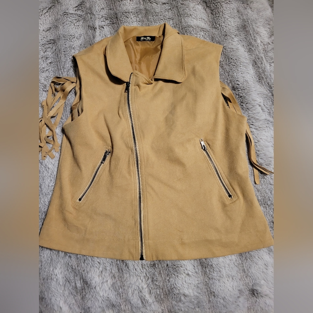 Sleeveless fringe suede jacket